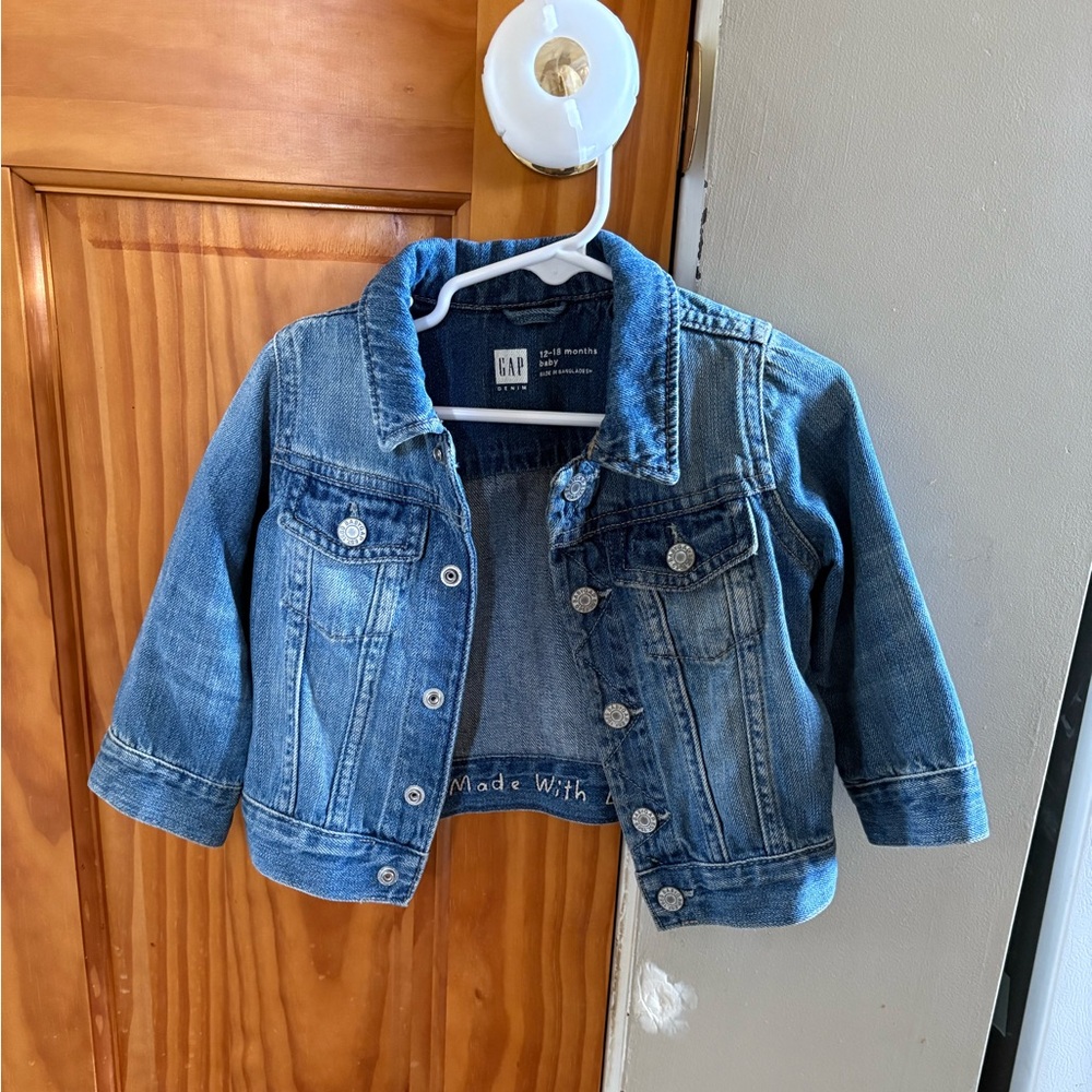 GAP baby denim jacket 12-18m only worn once